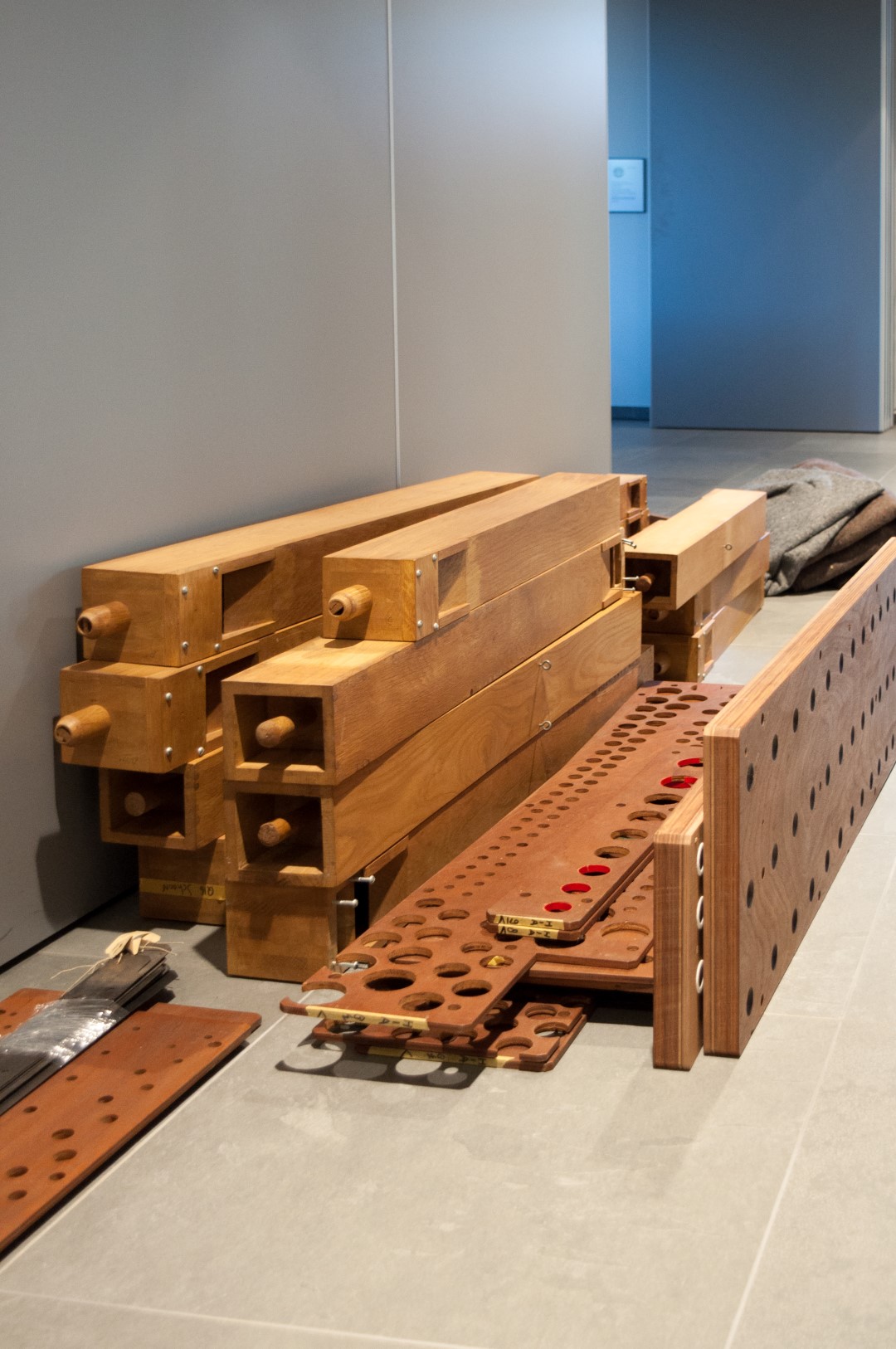 Enkele gerestaureerde houten pijpen van de Subbas 16’ van het pedaal en van nieuw vilt voorziene pijpenroosters.
